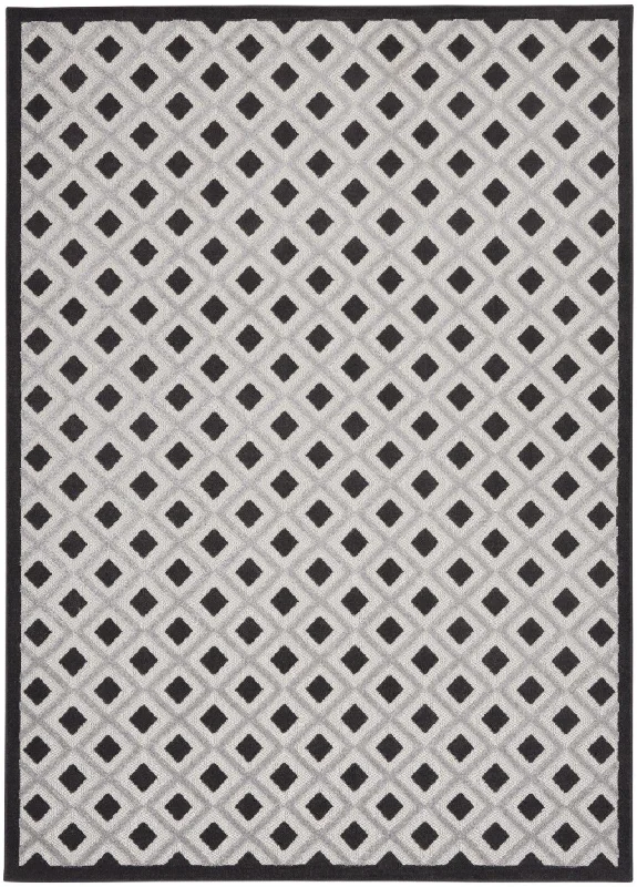 7' X 10' Geometric Indoor / Outdoor Area Rug - Black / White