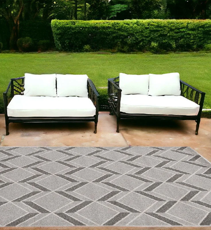 7' X 10' Machine Woven UV Treated Herringbone Illusion Indoor / Outdoor Area Rug - Gray